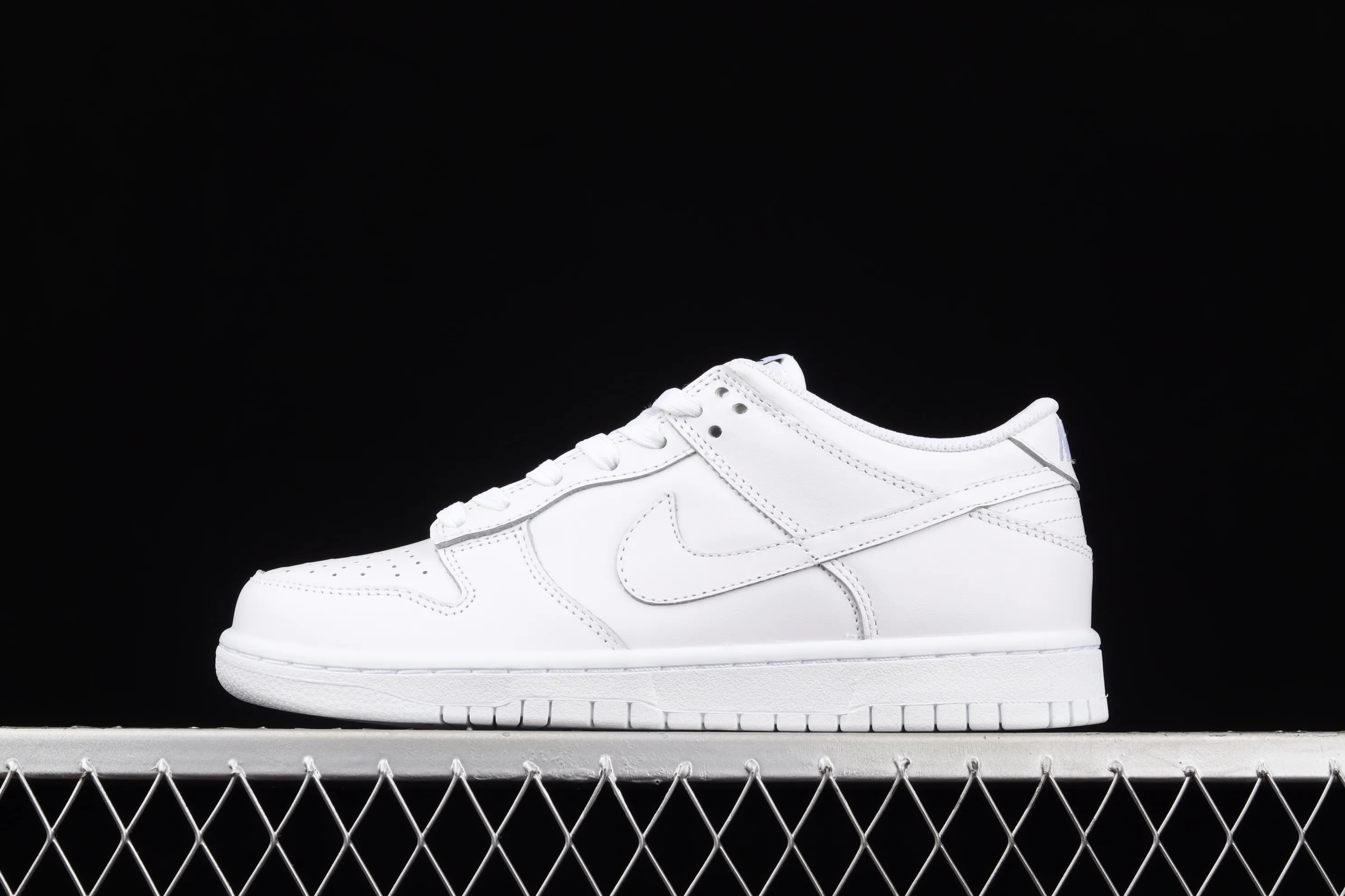 All categories Nk SB Dunk series Nk SB Dunk Low low-cut sneakers J version Nk SB Dunk Low Prm pure white color SB smashed backboard fashion casual sneakers DD1503-109